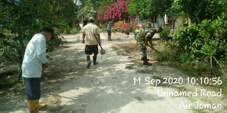 Personel Kodim 0208/Asahan Kompak Melaksanakan Gotong Royong Bersihkan Bahu Jalan Personel Kodim 0208/Asahan Kompak Melaksanakan Gotong Royong Bersihkan Bahu Jalan