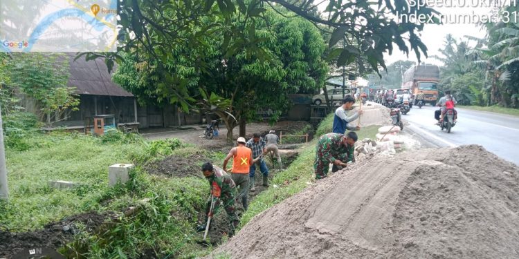 Kodim 0208/Asahan Bersama Semua Lapisan Masyarakat Semangat Adakan Jumat Bersih Kodim 0208/Asahan Bersama Semua Lapisan Masyarakat Semangat Adakan Jumat Bersih