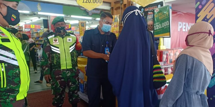 Personel Kodim 0207/simalungun laksanakan Penegakan Disiplin Protokol Kesehatan di Siantar Plaza