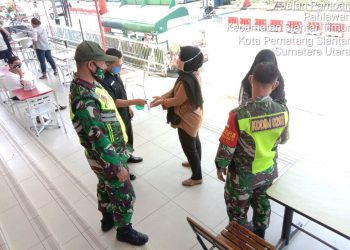 Personel Babinsa Kodim 0207/Simalungun Himbau Warga Laksanakan Prokes di Plaza Ramayana