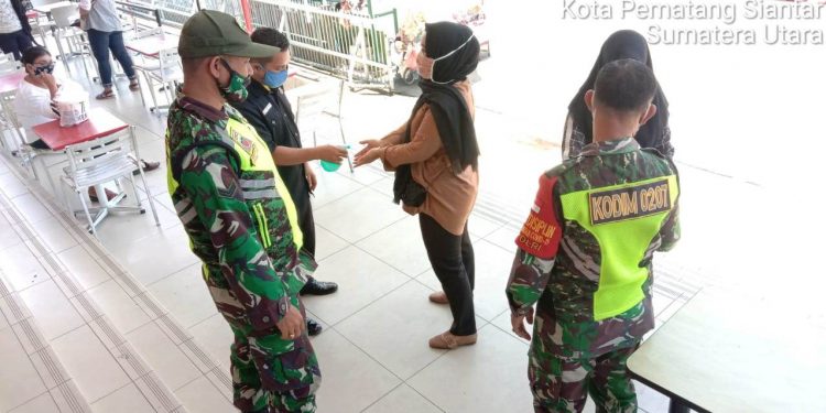 Personel Babinsa Kodim 0207/Simalungun Himbau Warga Laksanakan Prokes di Plaza Ramayana Personel Babinsa Kodim 0207/Simalungun Himbau Warga Laksanakan Prokes di Plaza Ramayana