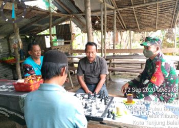 Datangi Warga Di Warung, Personel Jajaran Kodim 0208/Asahan Beri Informasi Pencegahan Covid-19