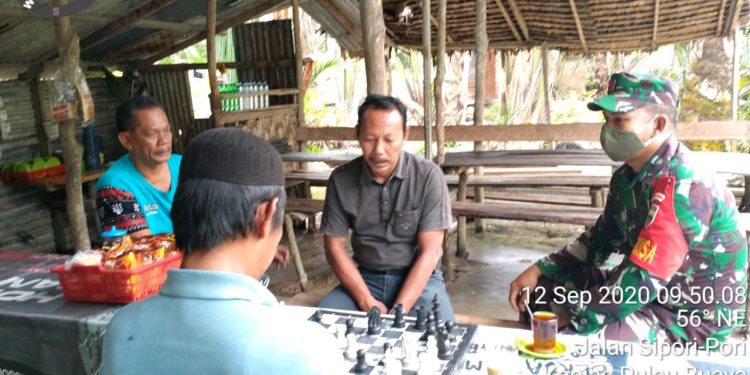 Datangi Warga Di Warung, Personel Jajaran Kodim 0208/Asahan Beri Informasi Pencegahan Covid-19