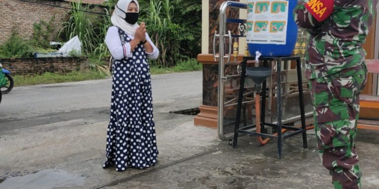 Personel Babinsa Jajaran Kodim 0208/Asahan Tegakkan Prokes Kepada Jema'ah Dan Pengurus Masjid Personel Babinsa Jajaran Kodim 0208/Asahan Tegakkan Prokes Kepada Jema'ah Dan Pengurus Masjid