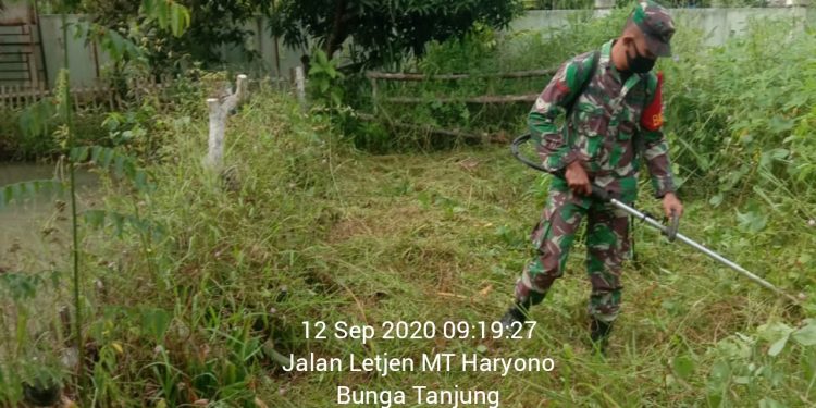Ciptakan Lingkungan Yang Nyaman, Personel Babinsa Kodim 0208/Asahan Adakan Gotong Royong Dengan Masyarakat
