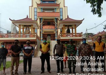 Cegah Penyebaran Covid-19, Personel Kodim 0208/Asahan Laksanakan Penyemprotan Disinfektan Di Vihara