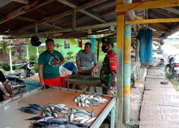 Dengan Komsos, Personel Kodim 0208/Asahan Bersama Pedagang Ikan Himbau Agar Mengikuti Protokol Kesehatan