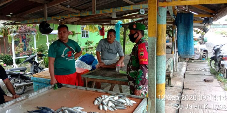 Dengan Komsos, Personel Kodim 0208/Asahan Bersama Pedagang Ikan Himbau Agar Mengikuti Protokol Kesehatan
