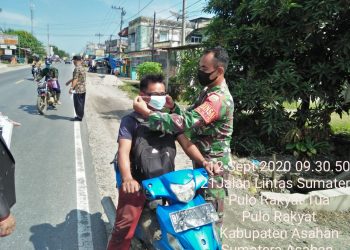 Personel Jajaran Kodim 0208/Asahan Himbau Pengendara Motor Untu Ikuti Protokol Kesehatan