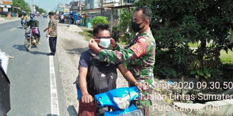 Personel Jajaran Kodim 0208/Asahan Himbau Pengendara Motor Untu Ikuti Protokol Kesehatan Personel Jajaran Kodim 0208/Asahan Himbau Pengendara Motor Untu Ikuti Protokol Kesehatan