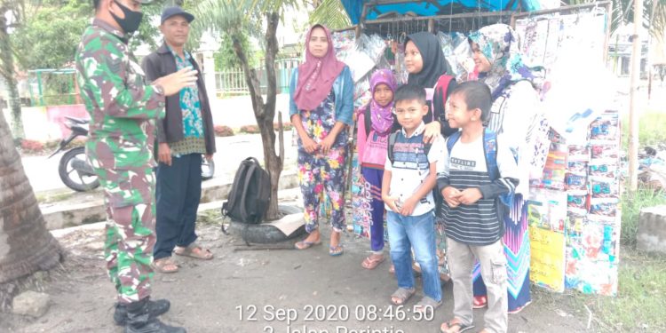 Berikan Pemahaman 3M, Personel Kodim 0208/Asahan Sosialisasikan Kepada Pedagang Mainan Berikan Pemahaman 3M, Personel Kodim 0208/Asahan Sosialisasikan Kepada Pedagang Mainan