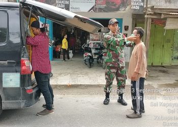 Upaya Penekanan Penyebaran Covid-19, Persone; Jajaran Kodim 0208/Asahan Melalui Koramil 10/Sei Kepayang Bagikan Masker