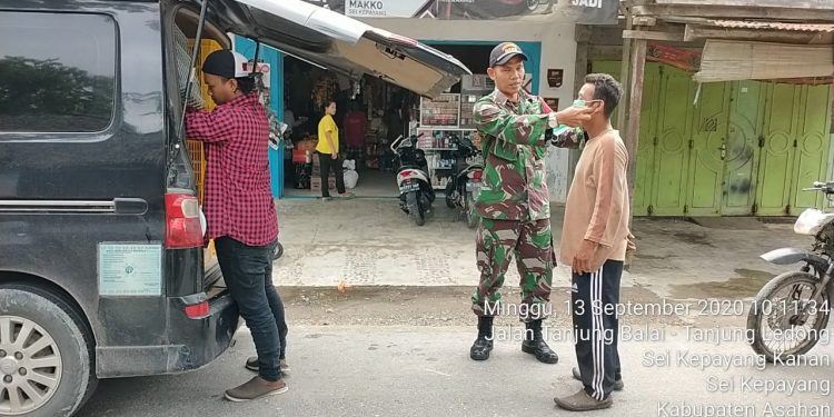 Upaya Penekanan Penyebaran Covid-19, Persone; Jajaran Kodim 0208/Asahan Melalui Koramil 10/Sei Kepayang Bagikan Masker Upaya Penekanan Penyebaran Covid-19, Persone; Jajaran Kodim 0208/Asahan Melalui Koramil 10/Sei Kepayang Bagikan Masker