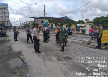 Kedekatan Personel jajaran Kodim 0208/Asahan Dengan Warganya Saat Sosialisasikan Protokol Kesehatan