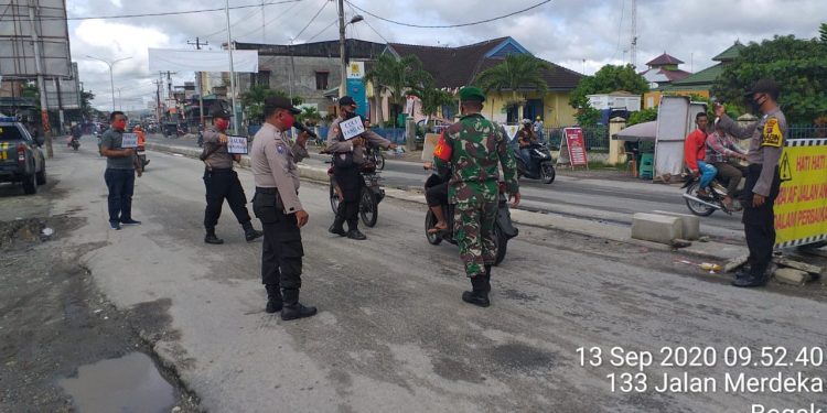 Kedekatan Personel jajaran Kodim 0208/Asahan Dengan Warganya Saat Sosialisasikan Protokol Kesehatan Kedekatan Personel jajaran Kodim 0208/Asahan Dengan Warganya Saat Sosialisasikan Protokol Kesehatan