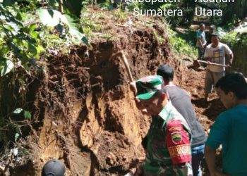 Di Tengah Pandemi, Personel Kodim 0208/Asahan Dan Warga Gotong Royong Perbaiki Jalan Desa