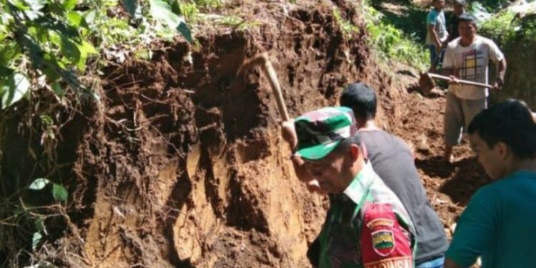 Di Tengah Pandemi, Personel Kodim 0208/Asahan Dan Warga Gotong Royong Perbaiki Jalan Desa Di Tengah Pandemi, Personel Kodim 0208/Asahan Dan Warga Gotong Royong Perbaiki Jalan Desa