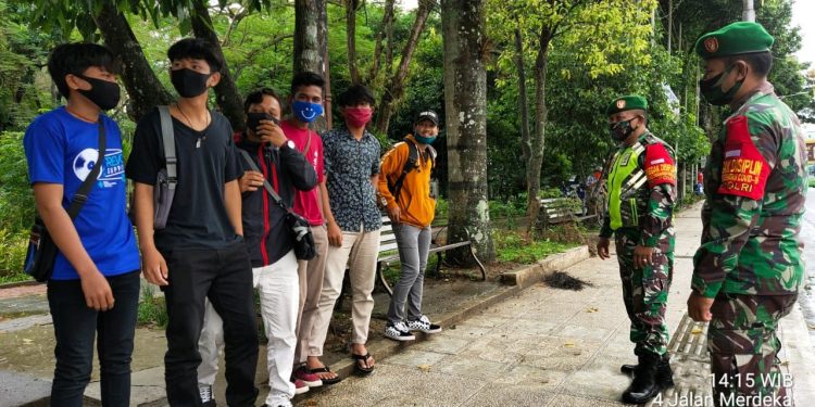 Danramil 07/Pasar Baru Pimpin Patroli Penegakan Disiplin Sesuai Protokol Kesehatan Di Taman Bunga Danramil 07/Pasar Baru Pimpin Patroli Penegakan Disiplin Sesuai Protokol Kesehatan Di Taman Bunga