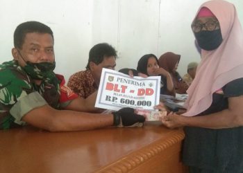 Personel Jajaran Kodim 0208/Asahan Dampingi Pendistribusian Pencairan dana BST Desa