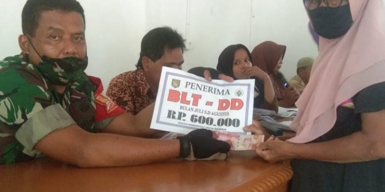 Personel Jajaran Kodim 0208/Asahan Dampingi Pendistribusian Pencairan dana BST Desa