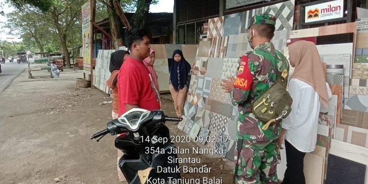 Lakukan Pengawasan New Normal Kepada Masyarakat Bersama Personel Kodim 0208/Asahan