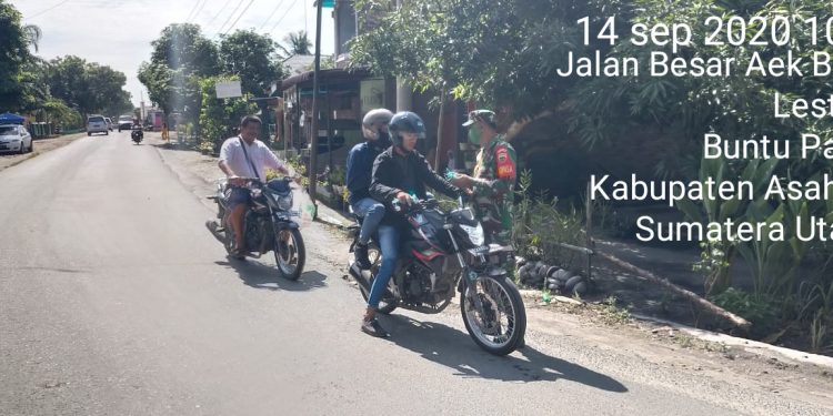 Upaya Memutuskan Penyebaran Covid-19, Personel Jajaran Kodim 0208/Asahan Bagikan Masker Kepada Warga Upaya Memutuskan Penyebaran Covid-19, Personel Jajaran Kodim 0208/Asahan Bagikan Masker Kepada Warga