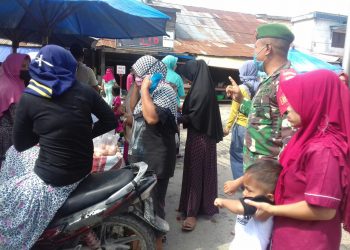 Personel Jajaran Kodim 0208/Asahan Laksanakan Pendisiplinan Prokes Di Pasar Pagi Air Joman