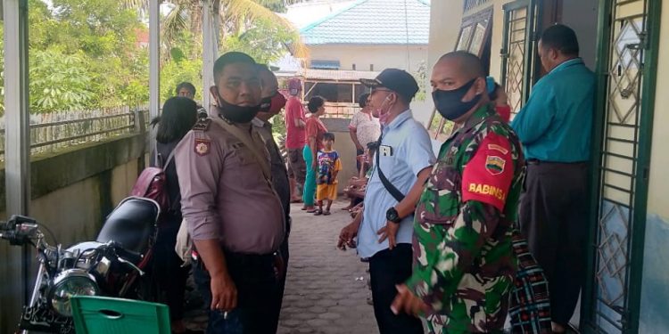 Anggota Kodim 0208/Asahan Koramil 01/Medang Deras Laksanakan Komsos Guna Sosialisasikan Prokes Anggota Kodim 0208/Asahan Koramil 01/Medang Deras Laksanakan Komsos Guna Sosialisasikan Prokes