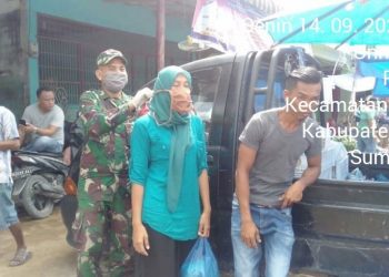 Personel Koramil 03/Lima Puluh Kodim 0208/Asahan Bagikan Masker Upaya Cegah Covid-19