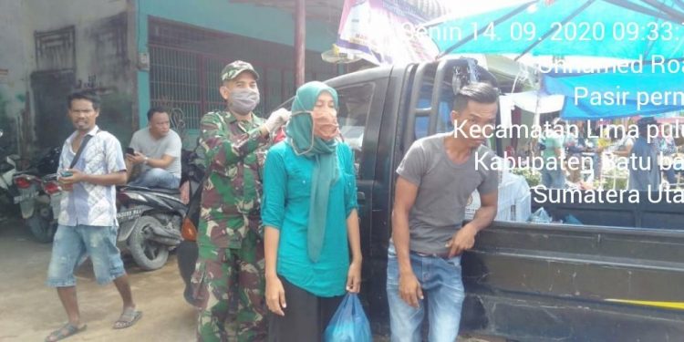 Personel Koramil 03/Lima Puluh Kodim 0208/Asahan Bagikan Masker Upaya Cegah Covid-19 Personel Koramil 03/Lima Puluh Kodim 0208/Asahan Bagikan Masker Upaya Cegah Covid-19