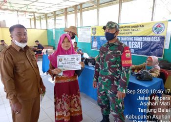 Kodim 0208/Asahan Melalui Personel Koramil 08/Pulau Buaya Dampingi Pendistribusian Bantuan Sosial Dari Pemerintah