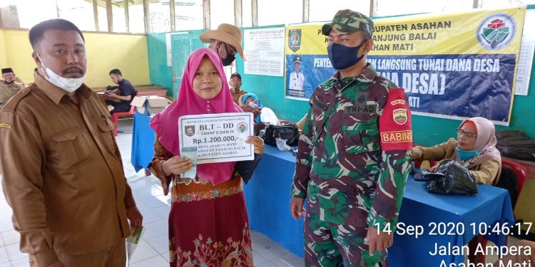 Kodim 0208/Asahan Melalui Personel Koramil 08/Pulau Buaya Dampingi Pendistribusian Bantuan Sosial Dari Pemerintah Kodim 0208/Asahan Melalui Personel Koramil 08/Pulau Buaya Dampingi Pendistribusian Bantuan Sosial Dari Pemerintah