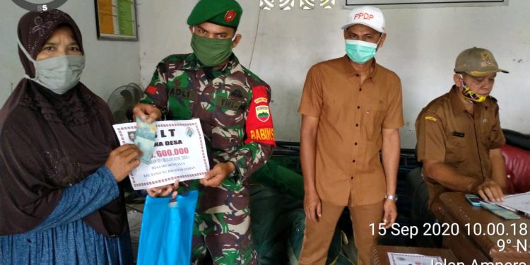 Personel Kodim 0208/Asahan Melalui Babinsa Mendampingi Aparat Desa Dalam Penyerahan Bantuan Sosial Personel Kodim 0208/Asahan Melalui Babinsa Mendampingi Aparat Desa Dalam Penyerahan Bantuan Sosial