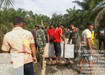 Tak Ingin Ada Kecelakaan, Personel Jajaran Kodim 0208/Asahan Bersama Warga Pasang Plang Jalan