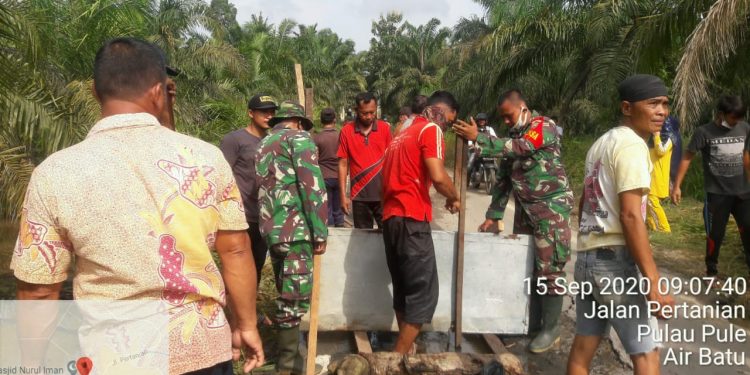 Tak Ingin Ada Kecelakaan, Personel Jajaran Kodim 0208/Asahan Bersama Warga Pasang Plang Jalan Tak Ingin Ada Kecelakaan, Personel Jajaran Kodim 0208/Asahan Bersama Warga Pasang Plang Jalan