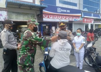 Komsos Dengan Warga Binaan, Babinsa Jajaran Kodim 0207/Simalungun Menghimbau Wajib Pakai Masker