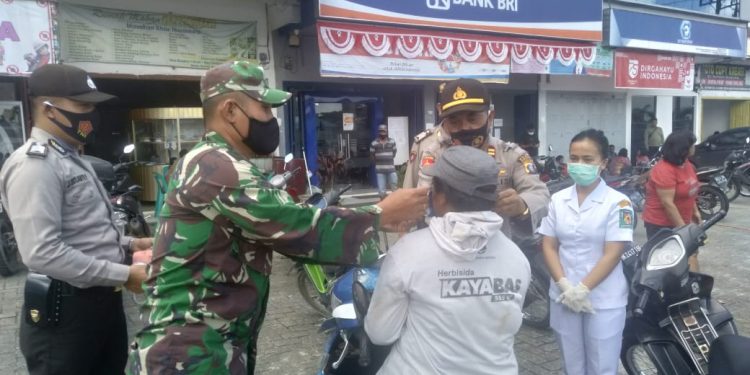 Komsos Dengan Warga Binaan, Babinsa Jajaran Kodim 0207/Simalungun Menghimbau Wajib Pakai Masker