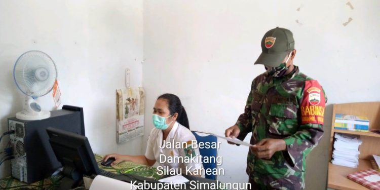 Personil Kodim 0207/Simalungun Komsos Ke Petugas Puskesmas Negri Dolok Terkait Penanganan Virus Corona