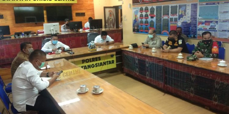 Bersama Unsur Muspika, Danramil 01/Siantar Utara Gelar Rakor Bahas Persiapan Operasi Yustisi Protokol Covid 19