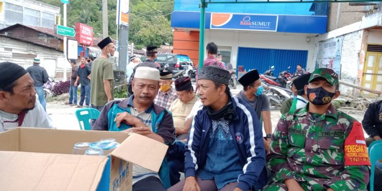 Turut Berbelasungkawa, Babinsa Kodim 0207/Simalungun Melayat Ke Rumah Duka Warga Yang Meninggal Dunia