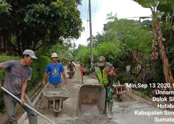 Personel Babinsa Kodim 0207/Simalungun Bersama Warga Bangun Jalan Penghubung Rabat Beton di Huta Ill Kampung Dolok
