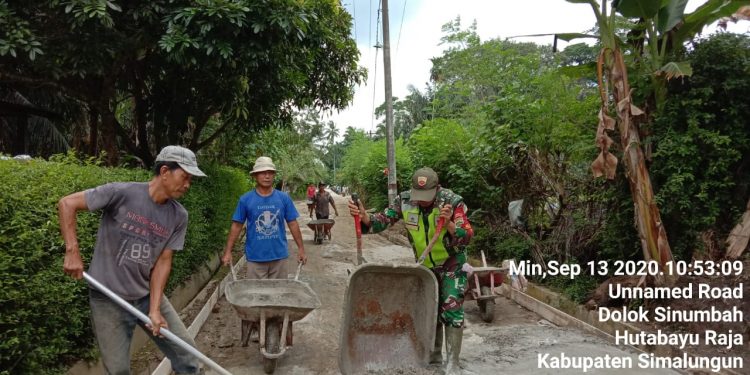 Personel Babinsa Kodim 0207/Simalungun Bersama Warga Bangun Jalan Penghubung Rabat Beton di Huta Ill Kampung Dolok Personel Babinsa Kodim 0207/Simalungun Bersama Warga Bangun Jalan Penghubung Rabat Beton di Huta Ill Kampung Dolok