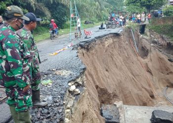 Personil Jajaran Kodim 07/Simalungun Monitor Tanah Longsor di Huta Lima Suhi Nagodang Nagori Tanjung Pasir