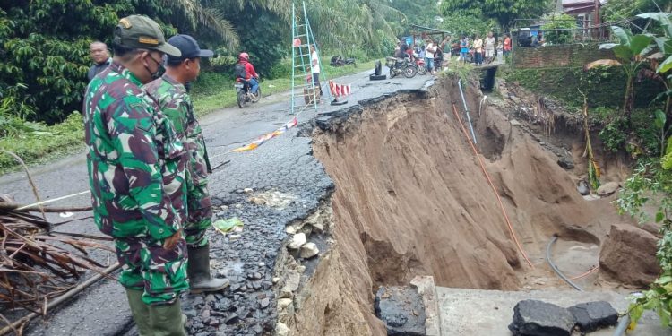 Personil Jajaran Kodim 07/Simalungun Monitor Tanah Longsor di Huta Lima Suhi Nagodang Nagori Tanjung Pasir