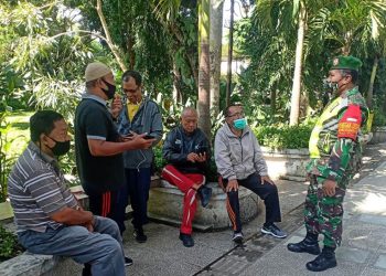 Babinsa Kodim 0207/Simalungun Sosialisasi Penegakan Disiplin Protokol Kesehatan di Taman Bunga Pematangsiantar
