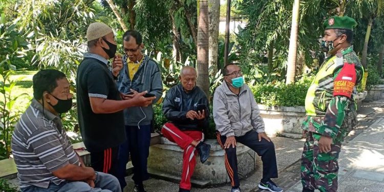 Babinsa Kodim 0207/Simalungun Sosialisasi Penegakan Disiplin Protokol Kesehatan di Taman Bunga Pematangsiantar
