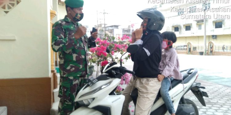 Penghimbauan Protokol Kesehatan di Masjid Raya Imam Bonjol Oleh Personel Kodim 0208/Asahan