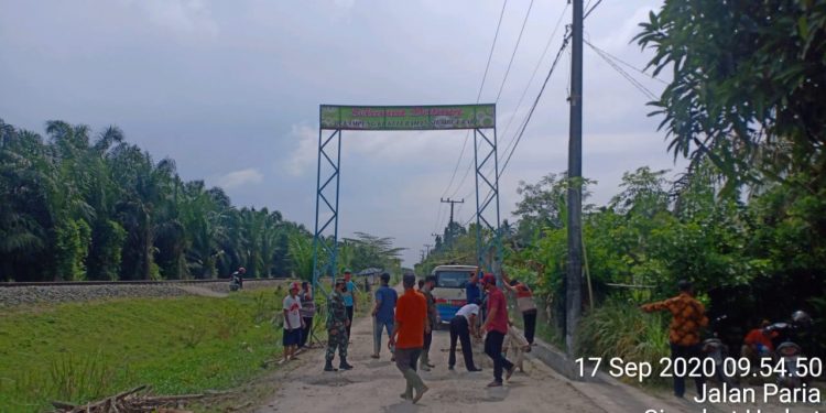 Pemasangan Plang Kapung Kb dan Pengarahan Protokol Kesehatan di Lingkungan VII Pemasangan Plang Kapung Kb dan Pengarahan Protokol Kesehatan di Lingkungan VII