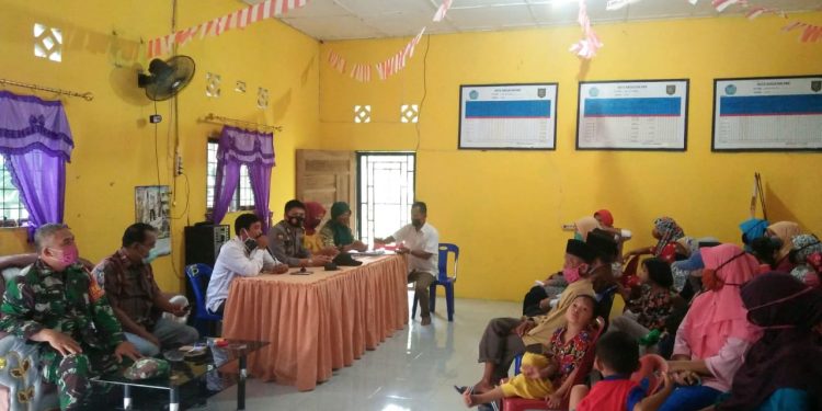 Personel Jajaran Kodim 0208/Asahan Turut Menghadiri Pembagian BLT Dana Desa Personel Jajaran Kodim 0208/Asahan Turut Menghadiri Pembagian BLT Dana Desa
