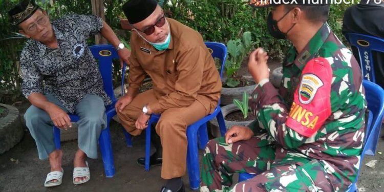 Wujud Kepedulian Personel Kodim 0207/Simalungun Melayat Ke Rumah Duka Warga yang Meninggal Dunia